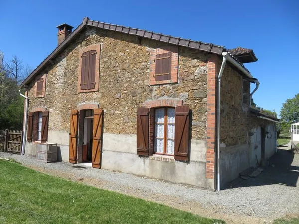Petite maison à rénover avec grand jardin et grange attenant