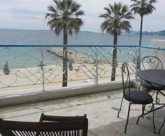 Meublé : DEUX PIECES MEUBLEES AVEC TERRASSE