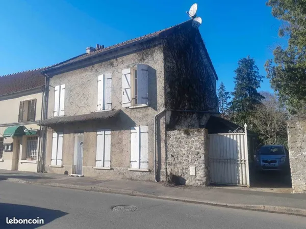 A LOUER TRES BELLE ET GRANDE MAISON INDIVIDUELLE SANS VIS A VIS au quasi CENTRE-VILLE de VARREDDES à