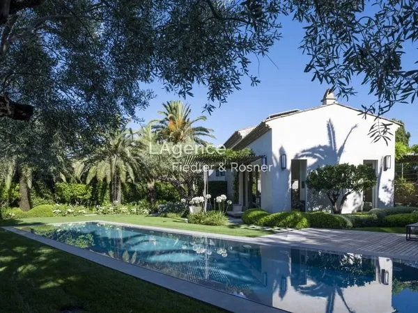 REF 261 : VILLA LUXUEUSE AU CALME DANS LE CENTRE DE SAINT-TROPEZ
