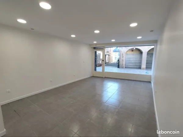 LOCAL COMMERCIAL 40 m² - JARGEAU CENTRE-VILLE - VITRINE - FAIBLES CHARGES - 750
