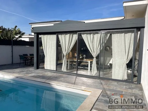 Villa contemporaine avec piscine et grand garage