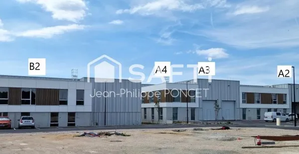 Batiment avec Entrepôt et bureaux dans une nouvelle zone d'Activités