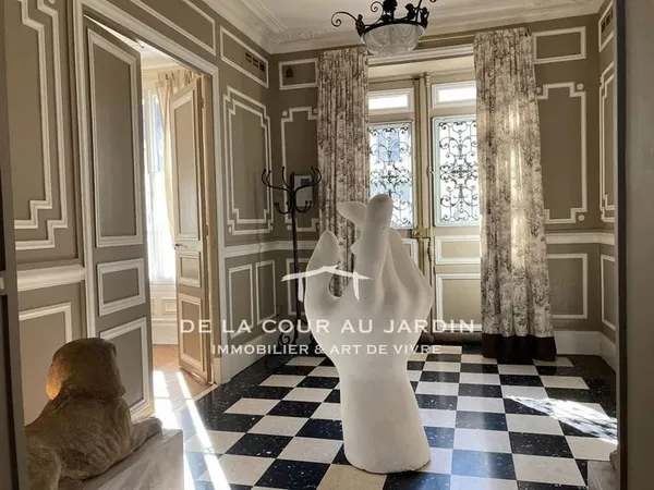Remarquable maison bourgeoise au centre d'un village paisible
