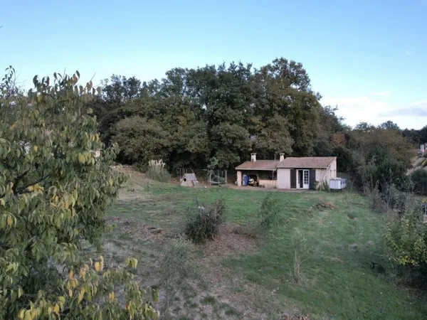 Terrain constructible de 1.610 m² et terrain naturel attenant