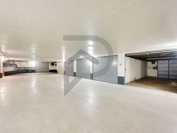 Parking / box Paris 15 m2 AU PIED DE NOTRE DAME