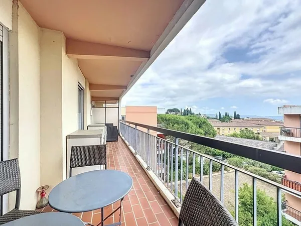 EXCLUSIVITE : Spacieux 2P avec une grande terrasse et Parking !