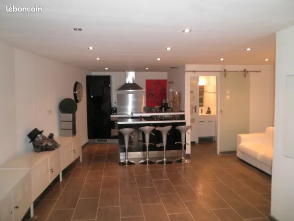 GRAND STUDIO 42 m2 Esprit LOFT Centre historique FREJUS