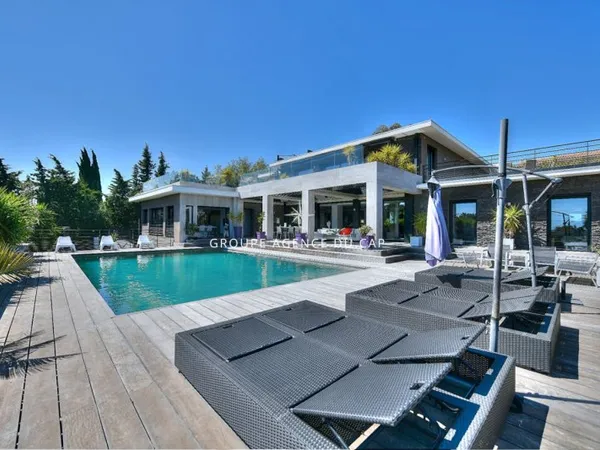 Villa d'exception à vendre à ST RAPHAEL avec vue mer.