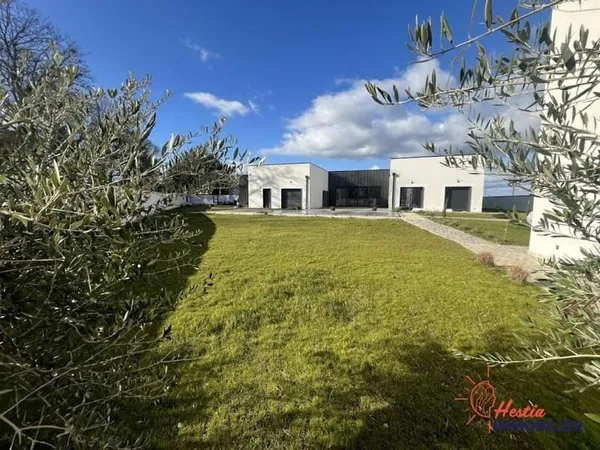 Propriété 6 pièces 242 m²