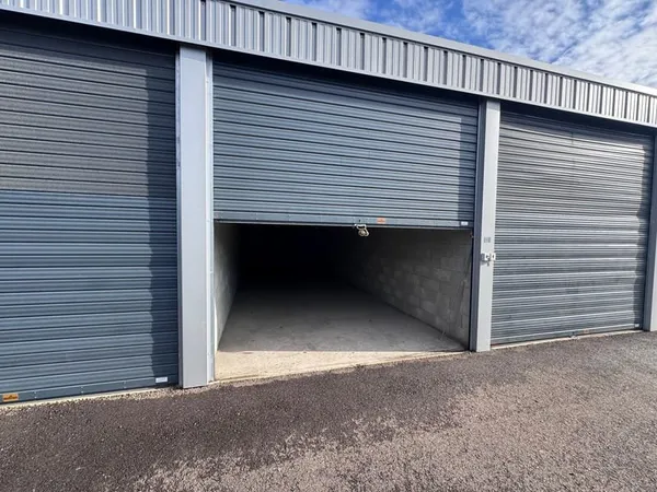 BOX A USAGE DE STOCKAGE OU DE GARAGE