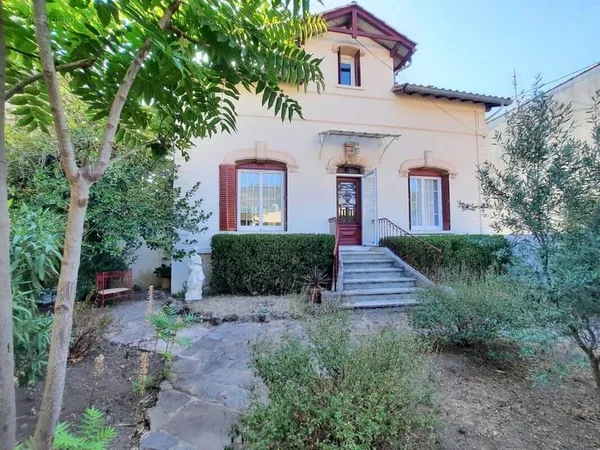 Ravissante maison avec jardin, terrasse avec vues et piscine.