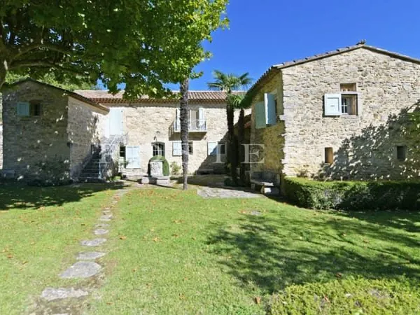 Propriété de charme au coeur d'un vallon du Luberon