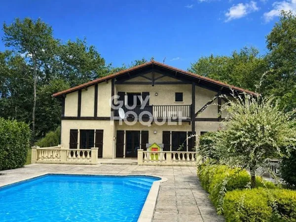 Maison 7 pièces 220 m²