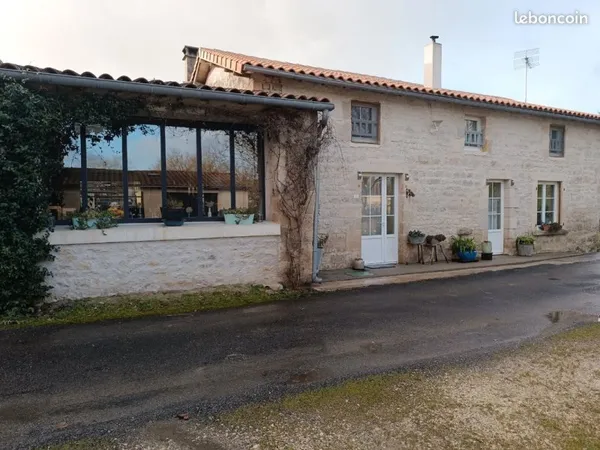 Ensemble immobilier 2 maisons en pierres, dépendance, atelier et piscine