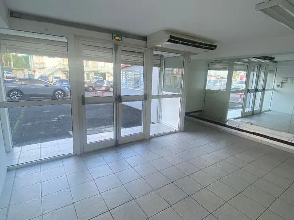 Local commercial 270 m² LE LAMENTIN