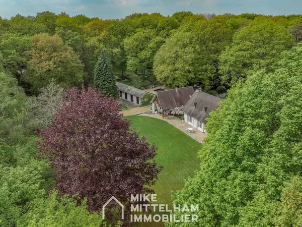 TRÈS BEL ENSEMBLE DE CHARME AVEC DÉPENDANCES SUR MAGNIFIQUE TERRAIN ARBORÉ DE 17.000M2