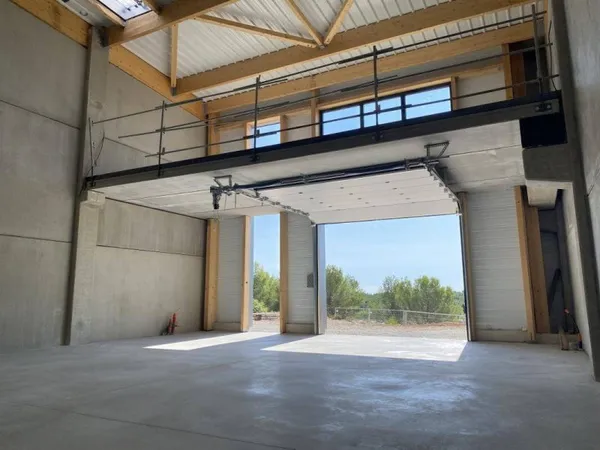 Local d'activité 718 m²