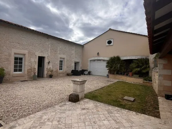 Maison en pierres 3 chbres sans travaux jardins clos