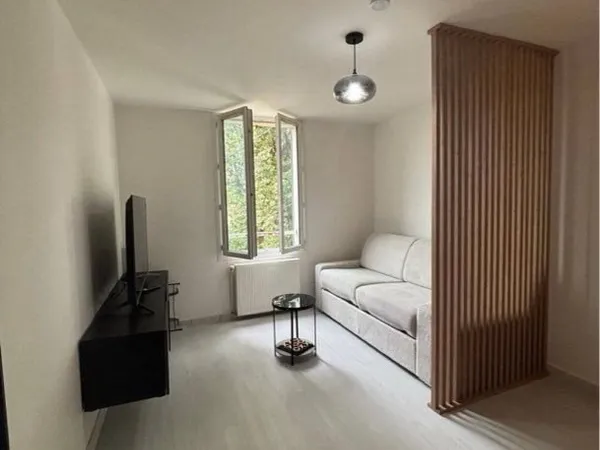 Joli studio rénové - 20m2 - Saint Nom la Breteche- Gare Ligne L - Saint Lazare/La Défense