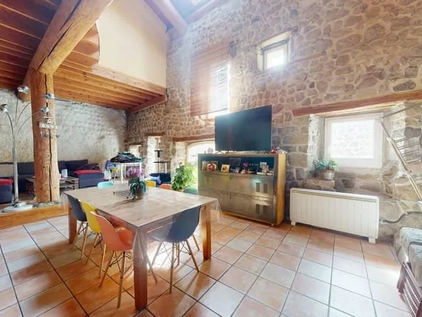 Maison en pierre de 177 m2 terrain de 130 m2 sur les hauteur