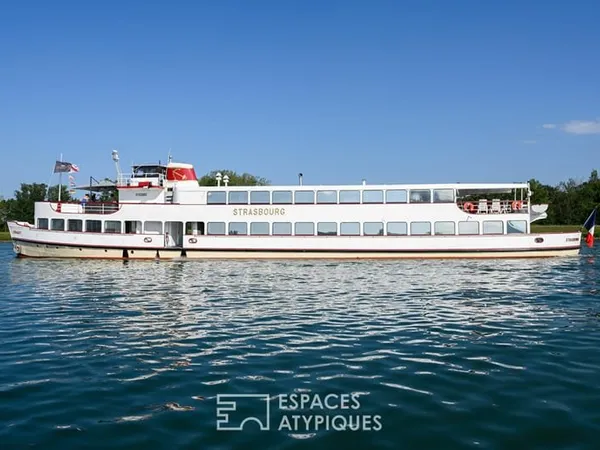 Bateau aménagé et ses trois terrasses au coeur de Strasbourg
