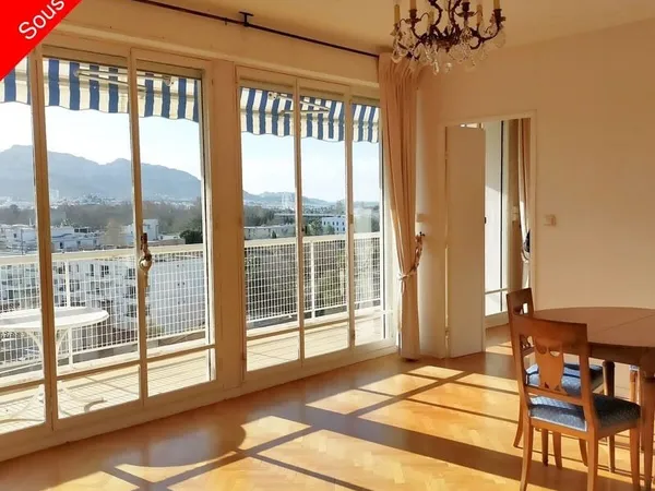 Corniche Immobilier vous propose à la vente, un T3 de 84m², au 7