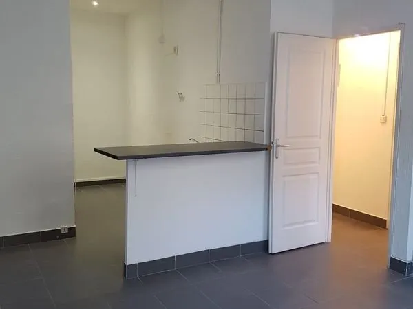 Marseille 2ème arrondissement JOLIETTE / HOPITAL EUROPEEN. VENDU AVEC LOCATAIRE EN PLACE