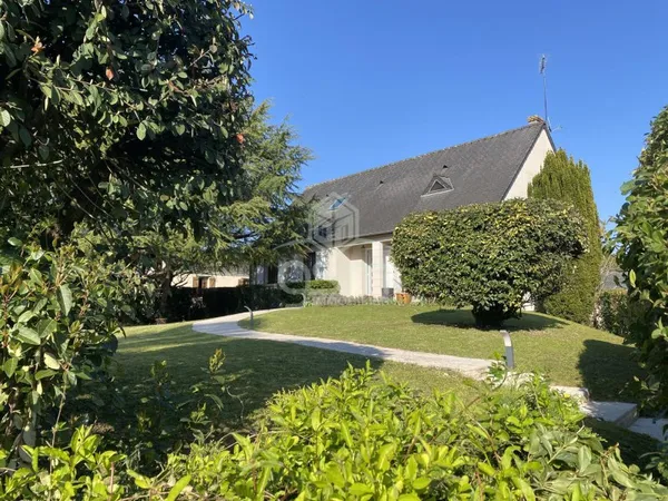 Maison 4 chambres avec un beau jardin à côté des commodités