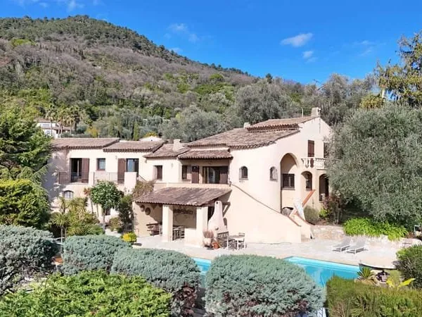 Co-Exclusivité Vence Hauteurs - Villa provençale de 175 m2 avec piscine
