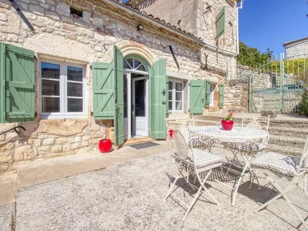 Maison en pierres 150m2 avec piscine et gîte 90m2 sur 2,8 Ha