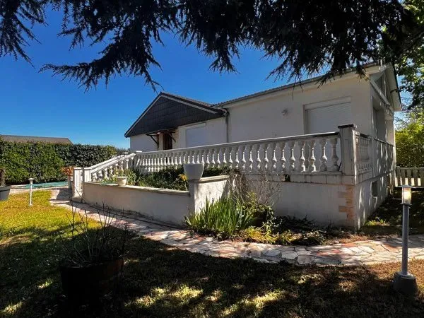 Manissieux, Maison de 200m2 sur 649m2 de terrain avec piscine
