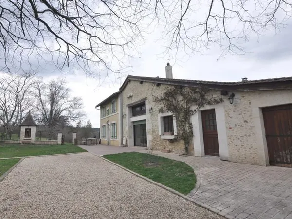 Propriété de 320 m² habitables, 7 chambres, terrain de 2,6 ha