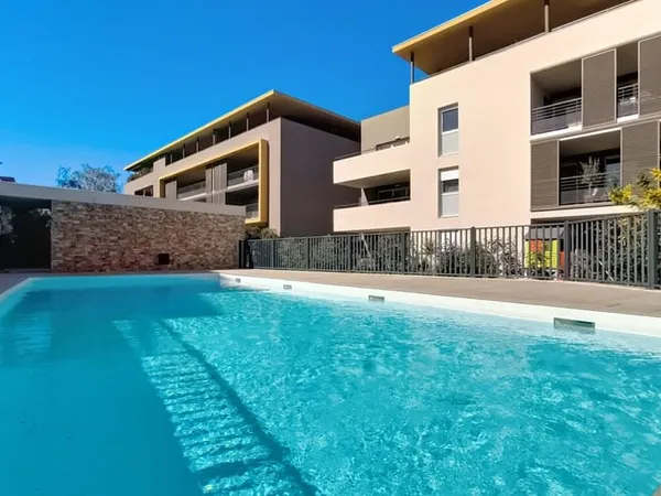FREJUS T3 TERRASSE PISCINE GARAGE DOUBLE PARKING
