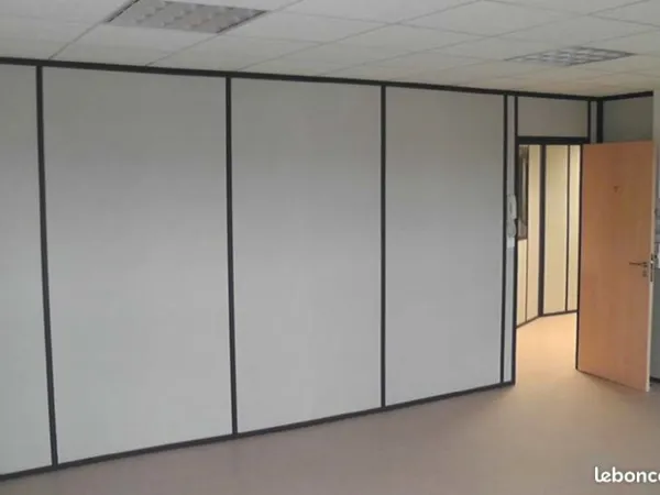 Bureau ZA Grenade 37 m2 plus parties communes, coin détente, WC 444 HT hors charges