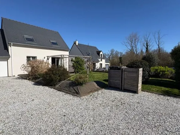 Maison récente en impasse du bourg de Plougoumelen