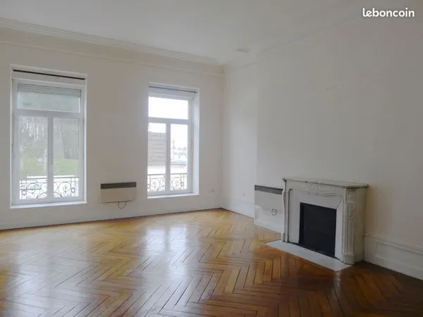 Bel Appartement F4 face aux remparts 116 m2