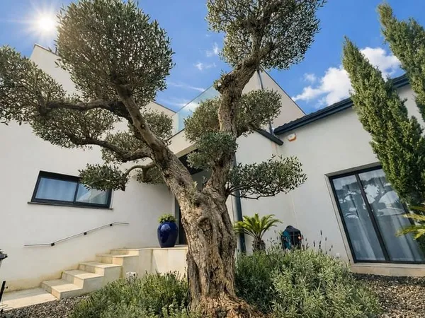 RARE !!! VILLA 255 m2 avec piscine - Quartier très calme.