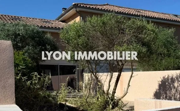 Secteur calme de Roussillon maison mitoyenne avec terrain c