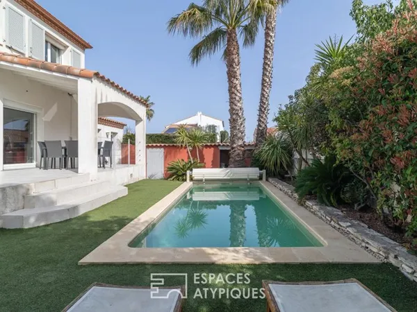 Maison familiale lumineuse avec jardin paysagé et piscine dans un environnement calme