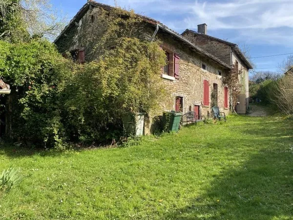 Ensemble immobilier en pierre d'un seul tenant, à l'orée de son terrain paysagé donnant sur deux ent