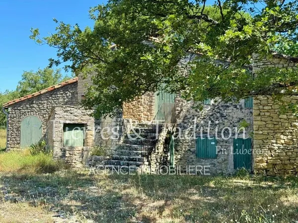 LUBERON ANCIEN MAS EN PIERRE AVEC VUE SUR 8 Ha