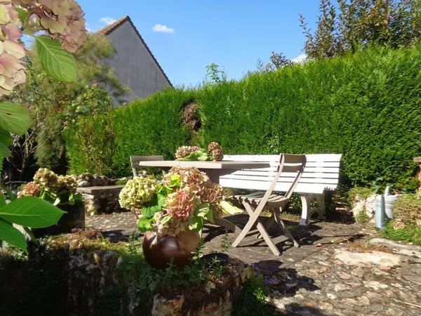Maison à vendre 4 pièces BLENEAU (89) Maison au coeur du village de Bléneau, jardin et garage