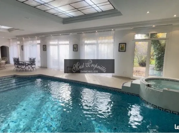 Maison de maître de 600 m² avec piscine intérieure