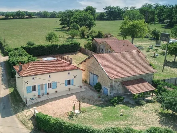 Maison charmante de 2 chambres, situé dans un hameau proche de Confolens, piscine hors-sol
