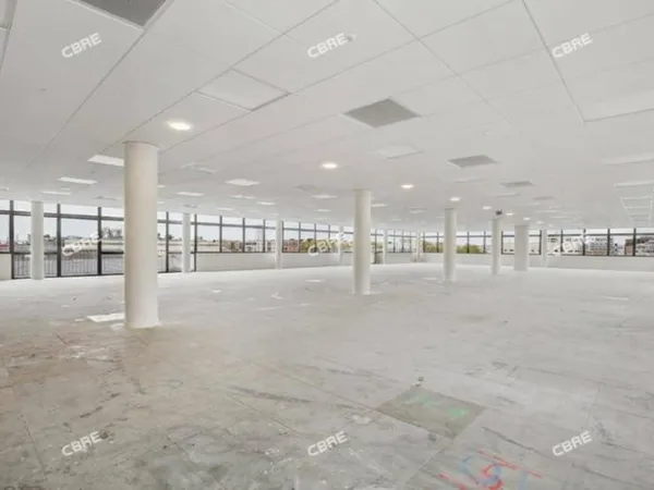 Bureau 649 m²