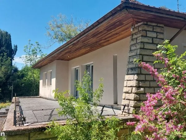 Maison de campagne avec jardin arboré