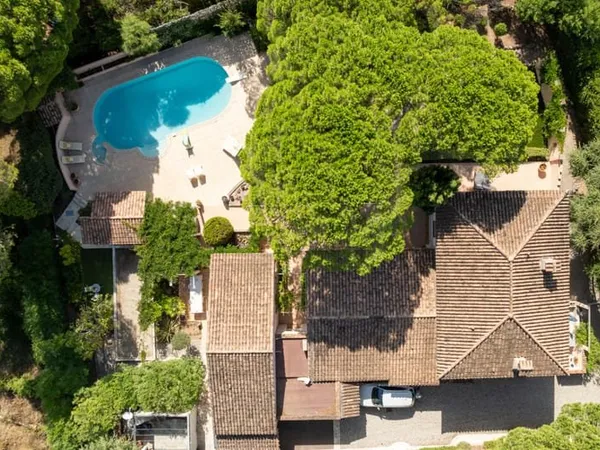VALESCURE LES GOLFS VILLA IMPECCABLE AVEC 5 CHAMBRES PISCINE