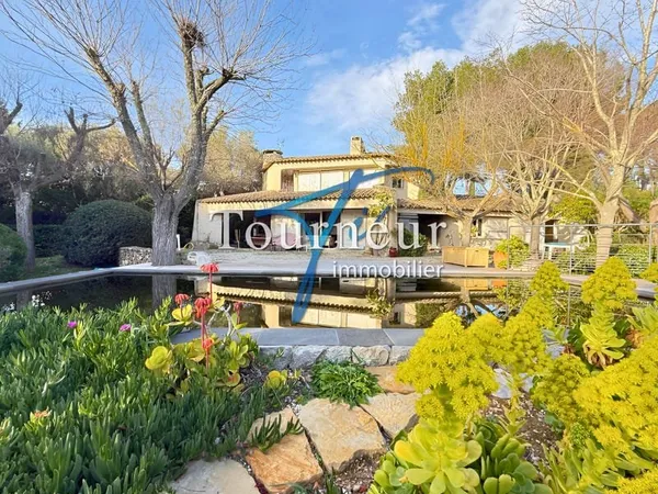 SANARY SUR MER RARE VILLA D'ARCHITECTE DE 166m2 SUR 1793m2 D
