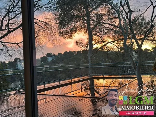 Nîmes - Route d'Uzès - Maison d'architecte de 161 m² en R+1 sur un terrain de 1001 m² aux normes Rt